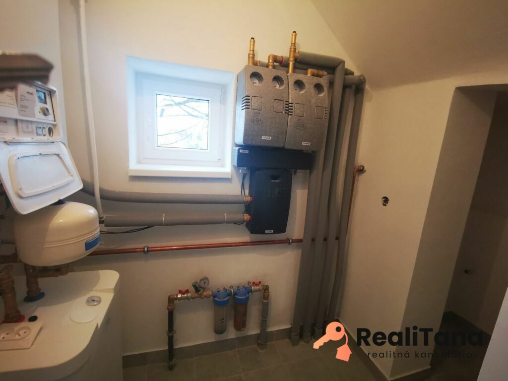 PREDANÉ! Bratislava, 6 izbový rodinný dom v centre Lamača | RealiTana