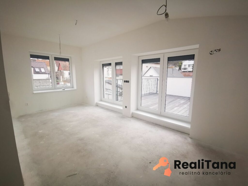 PREDANÉ! Bratislava, 6 izbový rodinný dom v centre Lamača | RealiTana