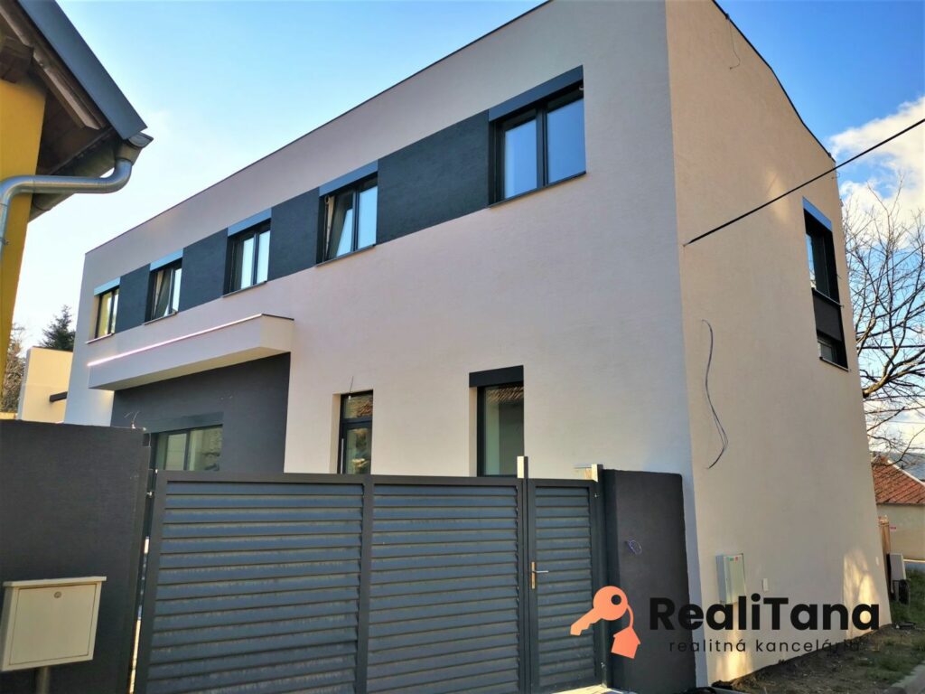 PREDANÉ! Bratislava, 6 izbový rodinný dom v centre Lamača | RealiTana