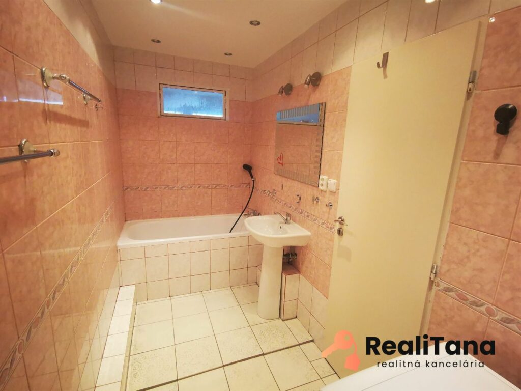 PREDANÉ! EXKLUZÍVNE! BA, Lamač, priestranný 2 izbový byt s 3 balkónmi | RealiTana