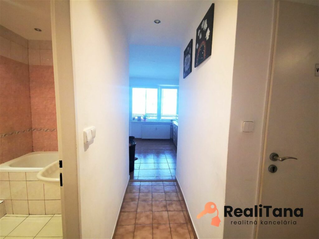 PREDANÉ! EXKLUZÍVNE! BA, Lamač, priestranný 2 izbový byt s 3 balkónmi | RealiTana