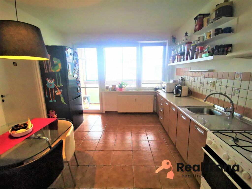 PREDANÉ! EXKLUZÍVNE! BA, Lamač, priestranný 2 izbový byt s 3 balkónmi | RealiTana