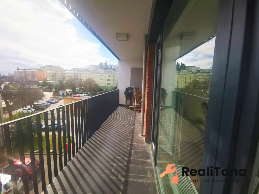 PREDANÉ! BA, Koliba, predaj priestranného 2 izbového bytu v prvej línii novostavby s loggiou a garážou | RealiTana