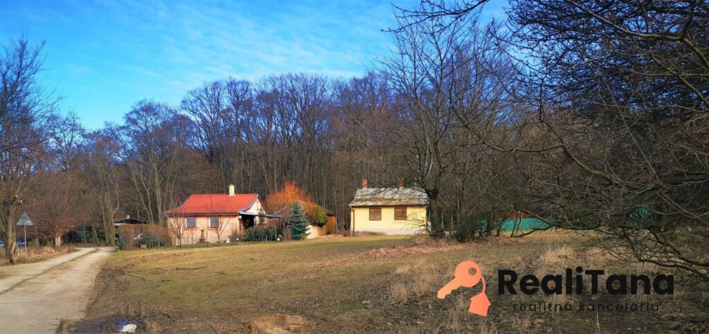 PREDANÉ! EXKLUZÍVNE! Predaj chata v Zlatníckej doline, okr.Skalica, s veľkým pozemkom | RealiTana