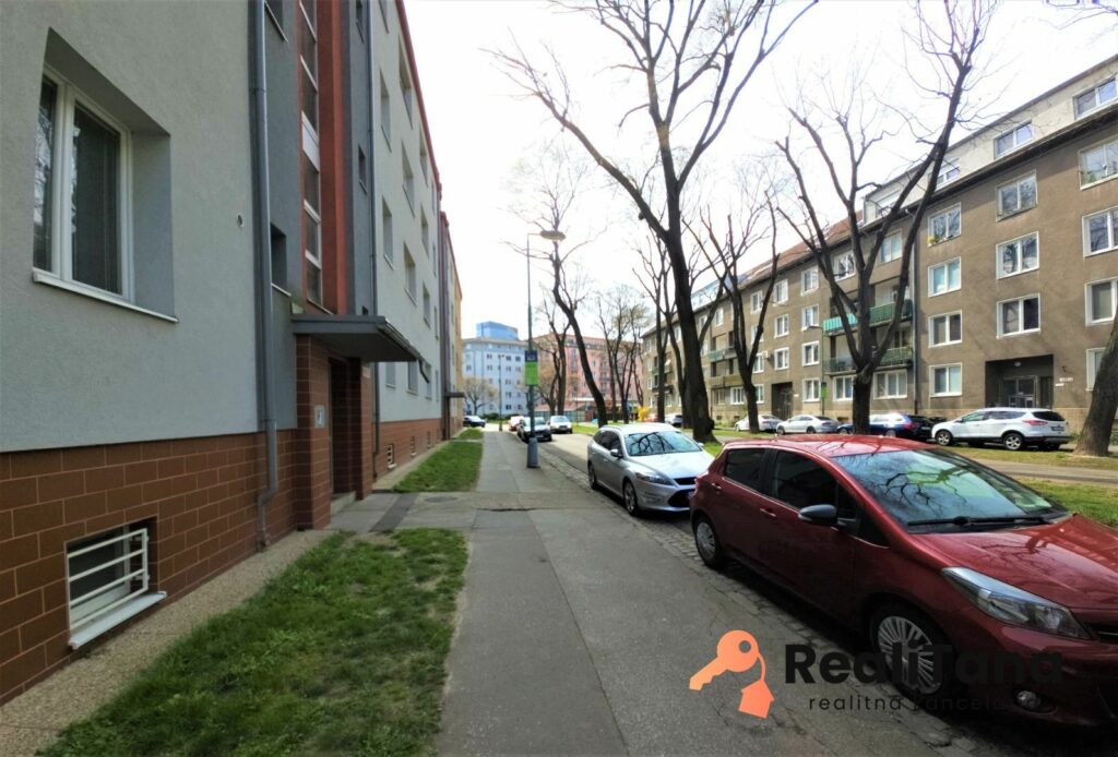 PREDANÉ! Exkluzívne PREDAJ priestranný 1 izbový tehlový byt v širšom centre, Trenčianska ulica, Bratislava | RealiTana